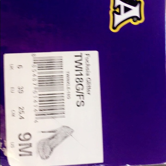 Fuchsia Heels! Size 9 - Picture 3 of 5